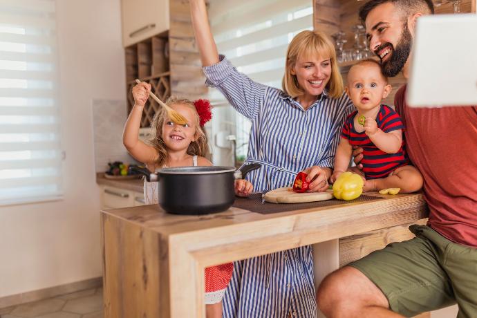 Famille occupée à cuisiner ensemble